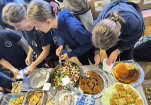 Uczniowie podają przekąski