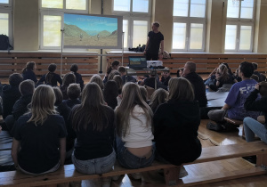 Uczniowie na sali gimnastycznej
