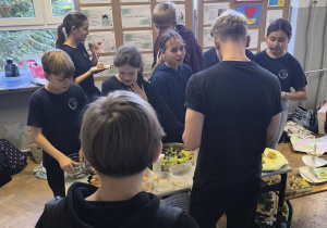 Uczniowie na korytarzy