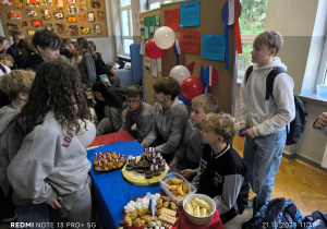 Uczniowie przy swoich stanowiskach z jedzeniem