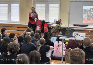 Uczniowie na sali gimnastycznej