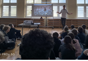 Uczniowie słuchają wykładu