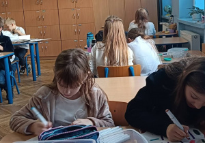 Dzieci rysują różne przykłady bycia tolerancyjnych w życiu codziennym