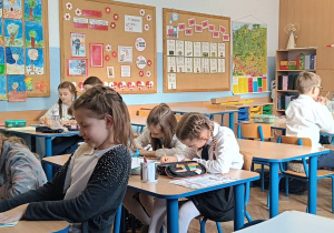 Dzieci słuchają na temat tolerancji wymyślają własne przykłady w parach