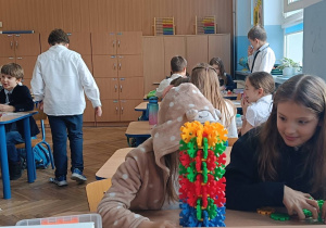 Uczniowie tworzą w parach swoje pomysły na wspólne zainteresowania