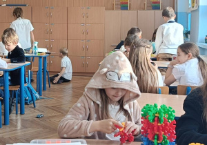 Uczniowie w grupach poznają swoje zainteresowania