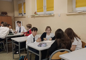 Dzieci w grupach tworzą tekst piosenki o byciu życzliwym