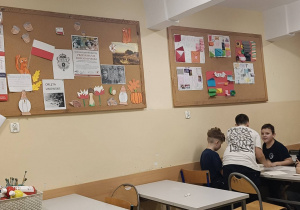 Uczniowie pracują w grupie nad tekstem piosenki o życzliwości