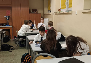 Uczniowie w grupach pracują nad zadaniem muzycznym