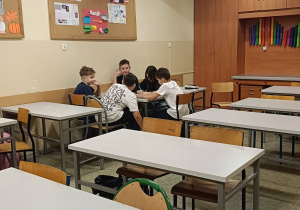 Uczniowie w grupie tworzą definicję bycia życzliwym dla siebie