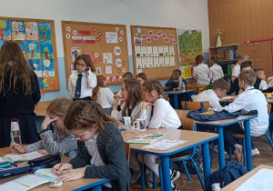 Dzieci biorą udział w zajęciach o życzliwości