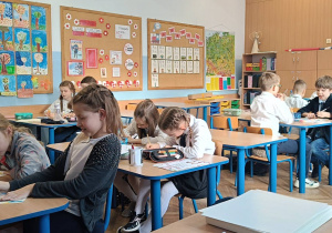 Dzieci myślą nad przykładami bycia życzliwym w codziennych sytuacjach