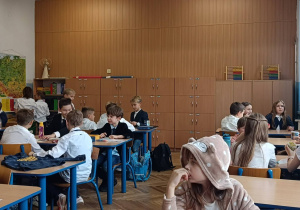 Dzieci wspólnie zastanawiają się nad definicją bycia życzliwym dla siebie