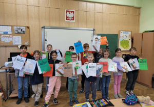 Uczniowie stoją z dyplomami