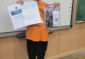 Uczeń z dyplomem i swoją pracą