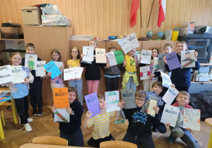 Uczniowie stoją w klasie