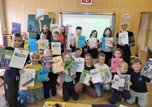 Dzieci pokszują swoje prace