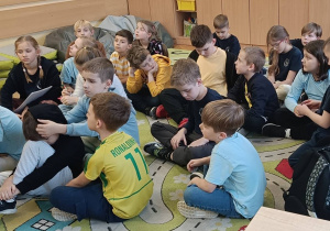 Dzieci słuchają wykładu o życzliwości jako ważnej sprawie w kontaktach międzyludzkich