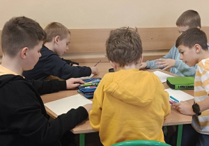 Dzieci współpracują ze sobą podczas zajęć świetlicowych o byciu życzliwym dla siebie