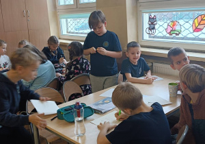 Dzieci wykonują ćwiczenie praktyczne podczas zajęć uspołeczniających