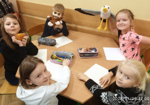 Dzieci siedzą przy stoliku