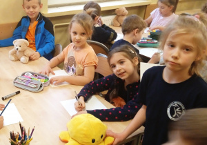 Uczniowie ze swoją maskotką