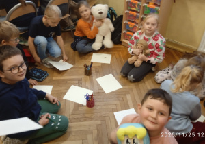 Uczniowie siedzą w kole