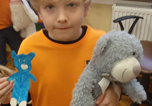 Uczeń trzyma maskotkę - misia