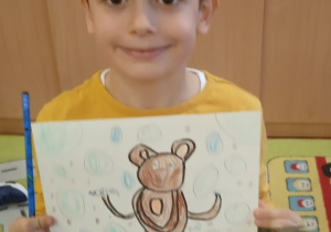 Uczeń pokazuje swoją pracę