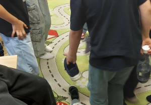 Uczniowie układają buty