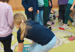 Dzieci przekładają buty