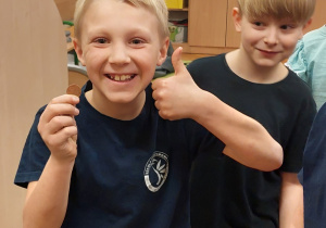 Uczeń pokazuje co wygrał