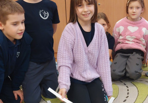 Uczniowie czytają wylosowane teksty