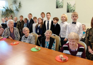 Uczniowie stoją przy pensjonariuszach