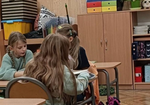 Dzieci wspólnie rozmawiają o wróżeniu i wymyślają własne wróżby