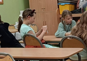 Dzieci spędzają wspólnie wolny czas okazując sobie serdeczność