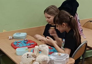 Uczennice wspólnie spędzają wolny czas okazując sobie serdeczność