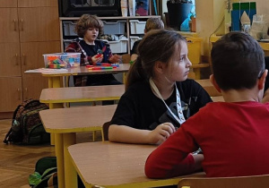 Uczniowie podczas wspólnych zabaw o serdeczności