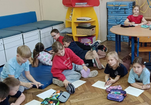 Uczniowie podczas zajęć rysują postać z bajki lub filmu o serdeczności