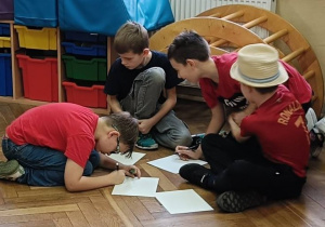 Uczniowie podczas zajęć wykonują ćwiczenie plastyczne o serdeczności