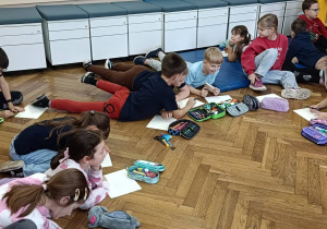 Uczniowie wykonują ćwiczenie plastyczne dotyczące serdeczności