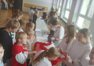 Uczniowie przy stołach