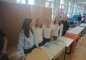 Uczennice stoją przy ławkach