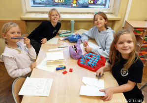 Uczennice siedzą przy stoliku