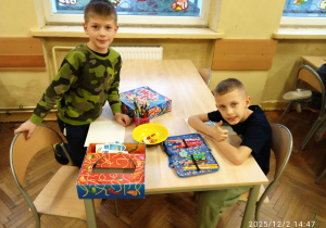 Uczniowie siedzą w ławce