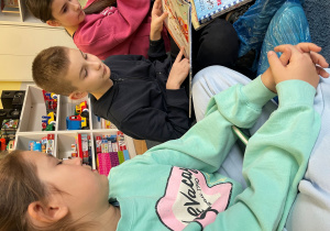 Uczeń czyta książkę