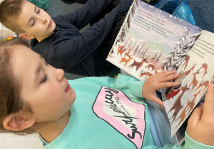 Uczennica czyta książkę