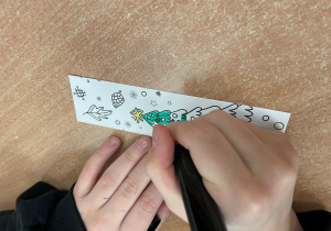 Uczeń koloruje choinkę