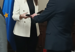 Pani Dyrektor przyjmuje wyróżnienie