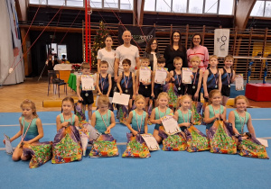 Gimnastycy z trenerami, wychowawcą i Dyrekcją szkoły